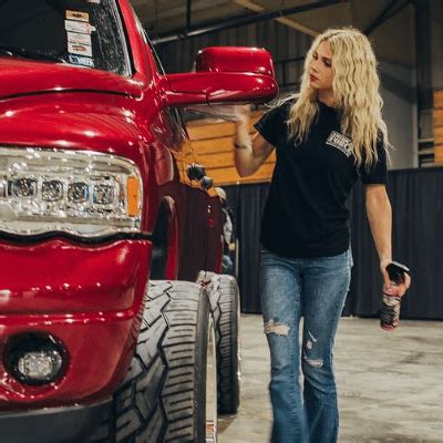 Meet Lindsay Bercosky: Female Trucker, Model and Influencer