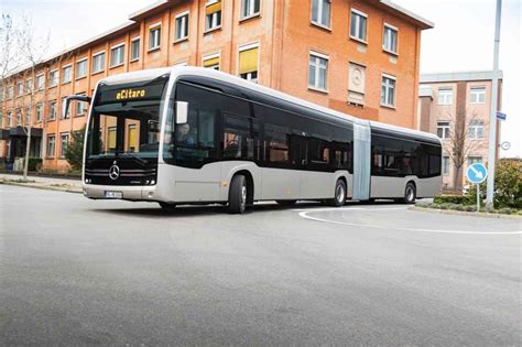 Mercedes eCitaro G. Un autobús eléctrico y articulado con hasta 145 plazas, y batería de estado ...