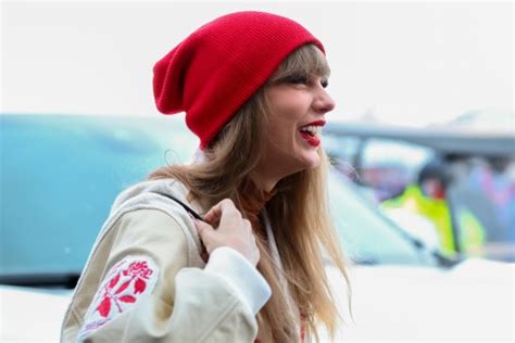 Taylor Swift braves cold temps, and a few boos, to see Chiefs play in ...