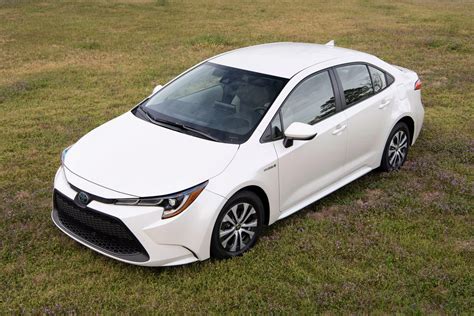 The 2020 Toyota Corolla Hybrid requires few sacrifices to save gas - CNET