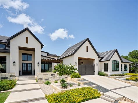 21 White Houses with Black Trim Exteriors - MONICA BENAVIDEZ