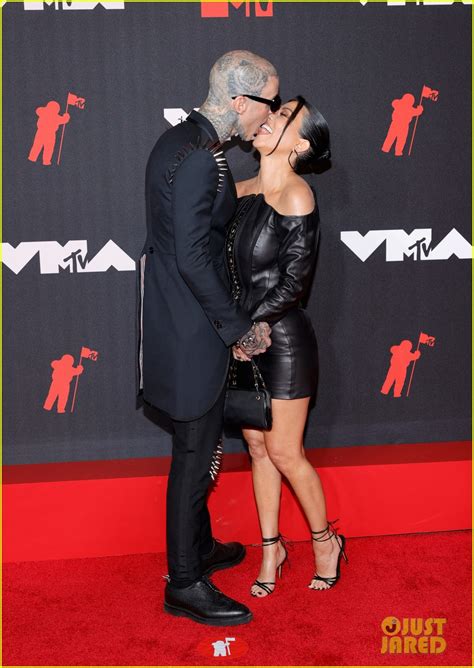 Photo: megan fox kourtney kardashian present together vmas 2021 04 ...