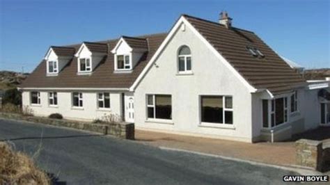 Daniel O'Donnell's childhood home in Donegal up for sale - BBC News