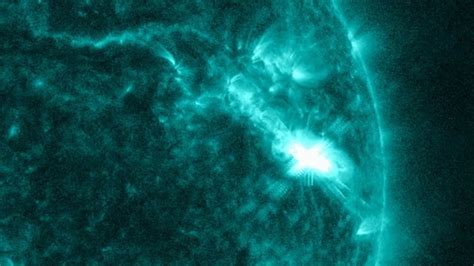 Largest solar flare in 6 years leads to problems with radio ...