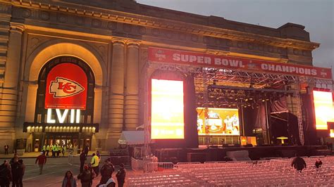 LIVE BLOG: Chiefs Kingdom Champions Parade kicks off in downtown Kansas City