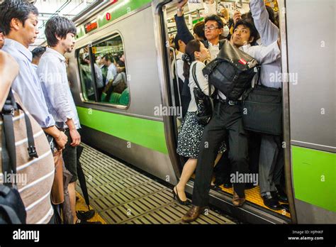 Rush Hour am JR Shinjuku Bahnhof. Yamanote Line.Shinjuku, Tokyo, Japan ...