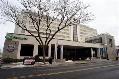 Bridgeport Holiday Inn closes ahead of sale