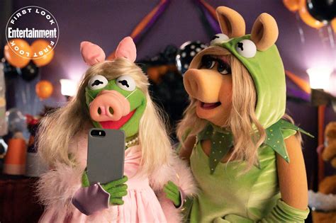 DiscussingFilm on Twitter: "Kermit and Miss Piggy dress up as eachother ...