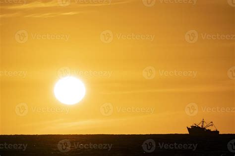 fishing boat silhouette at sunset 12010697 Stock Photo at Vecteezy