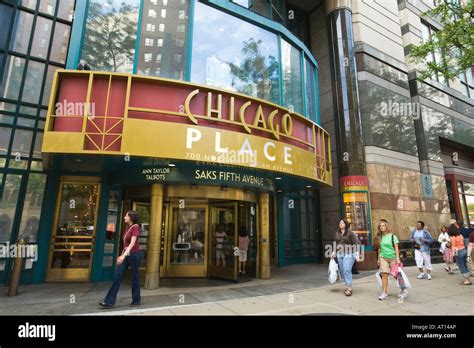 Chicago magnificent mile shopping hi-res stock photography and images - Alamy