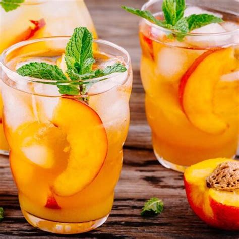 15 Best Peach Cocktails to Drink