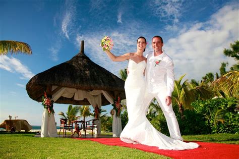 the wedding set up at the Dinarobin Resort is Stunning ; I love to shoot there !!!! | Mauritius ...