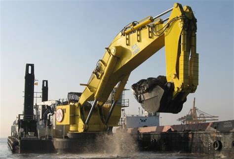 One of the world's largest excavator buckets made by Hi-Spec Manufacturing, weighing 44 tons ...