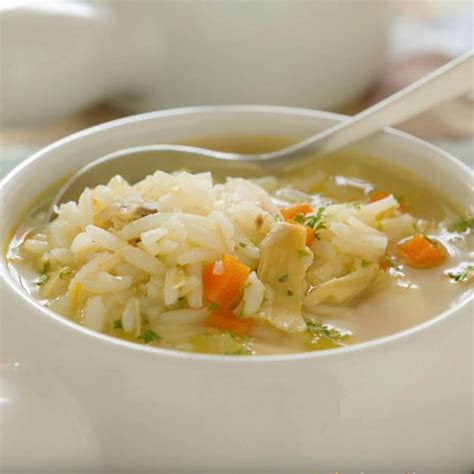 Sopa de arroz con zanahoria y pollo. Dieta blanda para niños