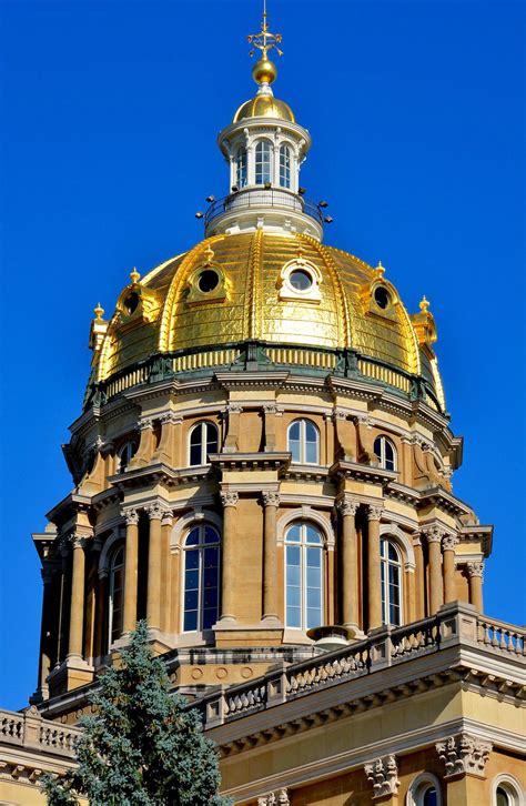 Iowa State Capitol Dome in Des Moines, Iowa - Encircle Photos