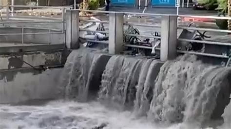 Las Vegas: Heavy rain leads to major flooding on the iconic Strip | US News | Sky News