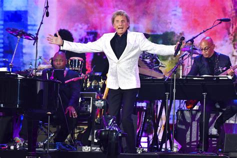 Watch the Moment Barry Manilow Was Cut Off Mid-Song When NYC Concert ...