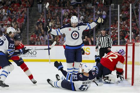 Grading the Winnipeg Jets forwards first quarter