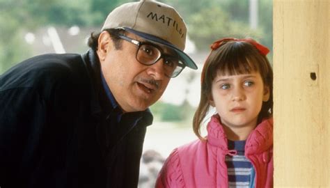 Danny DeVito cuidou de Mara Wilson nos bastidores de Matilda ...