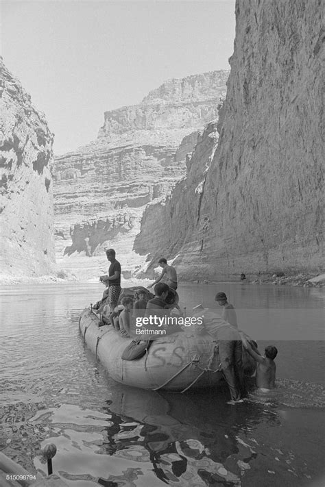 https://www.gettyimages.dk/detail/news-photo/with-the-walls-of-the-grand-canyon-forming-a ...