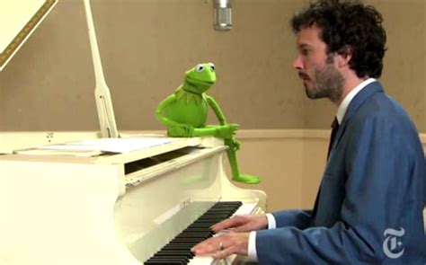 “The Muppets” music supervisor Bret McKenzie teams with Kermit to sing “Life’s a Happy Song” – IFC