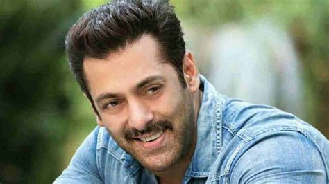 Salman Khan:सिक्स पैक दिखाने के लिए सरेआम शर्टलेस हुए सलमान, अपने एब्स ...