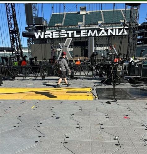 here's what the wrestlemania 40 stage looks like rn thoughts? : r/BrandonDE