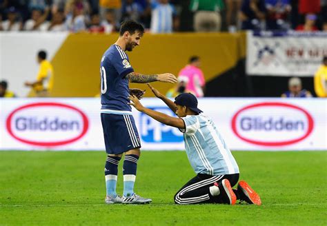 Lionel Messi gives autograph and hugs to a fan who rushed the field ...