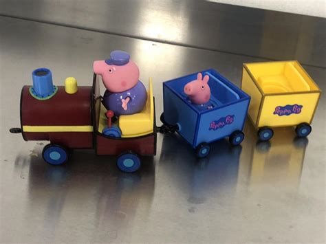 PEPPA PIG GRANDPA PIG'S TRAIN WITH GRANDPA & GEORGE FIGURES SOUNDS ...