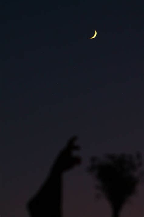 Crescent Moon in the Dark Sky · Free Stock Photo