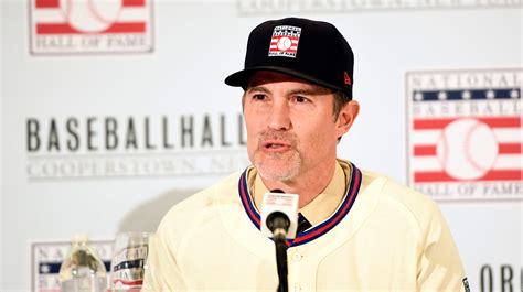 Mike Mussina: Pitcher enters Baseball Hall of Fame without a logo on his cap