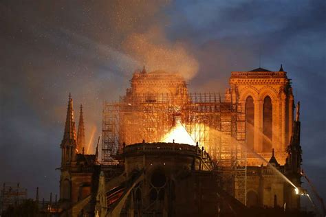 Incêndio na catedral de Notre-Dame consome 859 anos de história em Paris