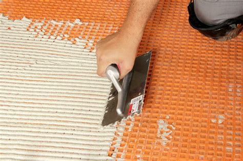 Choosing the right tile trowel size: the complete guide.