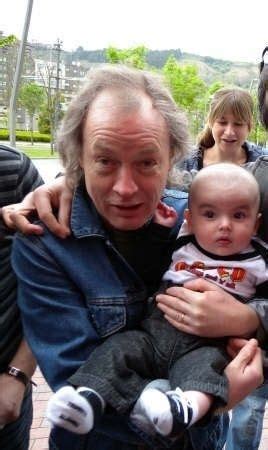 ACDC legend Angus Young with an RYB baby | Acdc angus young, Acdc angus, Angus young