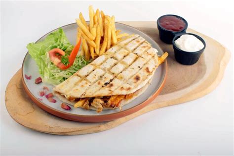 Premium Photo | Shawarma arabian style with fries and sauce