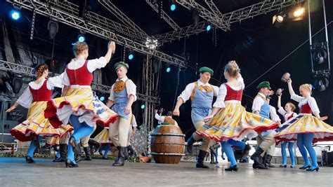 Im Hopfengarten - German folk dance | Deutsche volkslieder, Choreografie, Altstadt