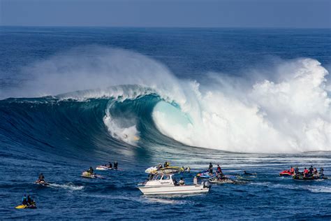 Surfers risk death paddling into historic 80-foot waves at Jaws