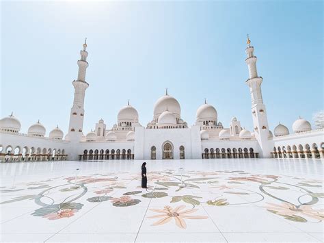 What to wear at the Sheikh Zayed Grand Mosque in Abu Dhabi? - A Born ...