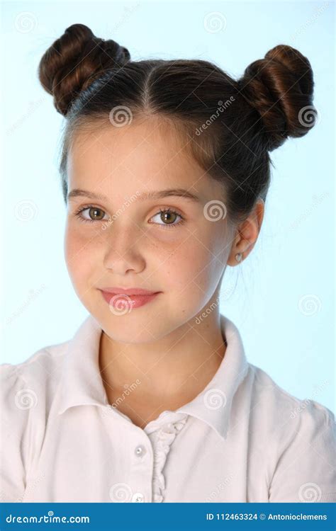 Ritratto Del Primo Piano Di Una Bambina 12 Anni Che Guardano E Che Sorridono Fotografia Stock ...