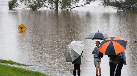 Australia floods: Thousands flee as record rains swamp New South Wales