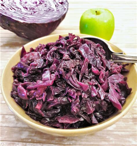 Spicy braised red cabbage with apple and onion - Foodle Club