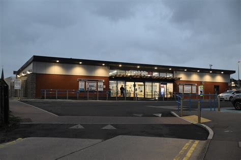 Strood Station © N Chadwick cc-by-sa/2.0 :: Geograph Britain and Ireland