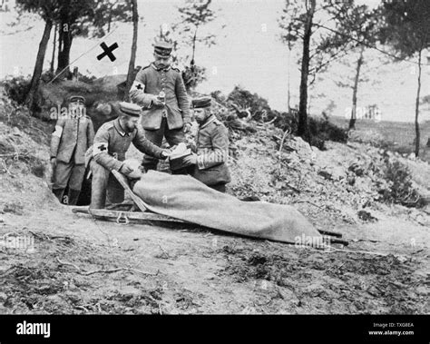 Soldado herido en camilla fotografías e imágenes de alta resolución - Alamy