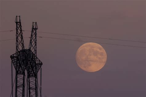 'Beaver blood moon' offers world's last total lunar eclipse until 2025 ...