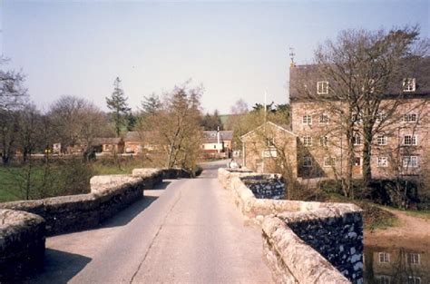 Staverton Bridge © Humphrey Bolton cc-by-sa/2.0 :: Geograph Britain and Ireland