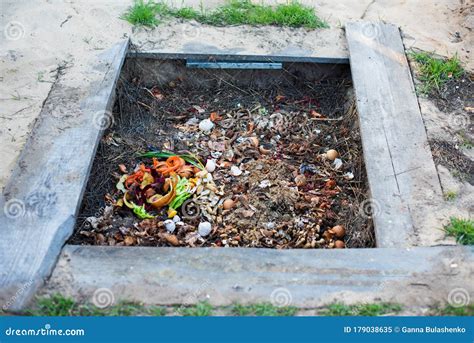 Compost Pit for Organic Scraps Stock Image - Image of compost, greenhouse: 179038635