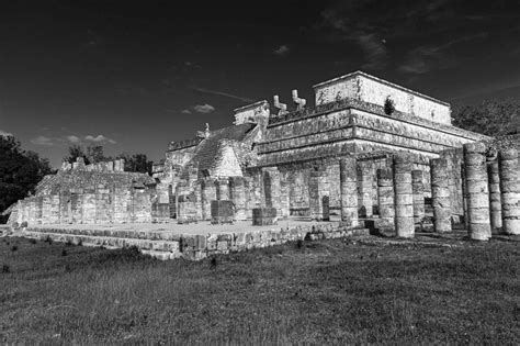 Photo Temple Of The Warriors In Chichen Itza - The Ancient Mayan City