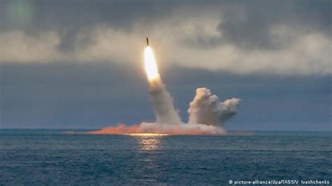 Russia′s new submarine test-fires ballistic missile | News | DW | 30.10 ...