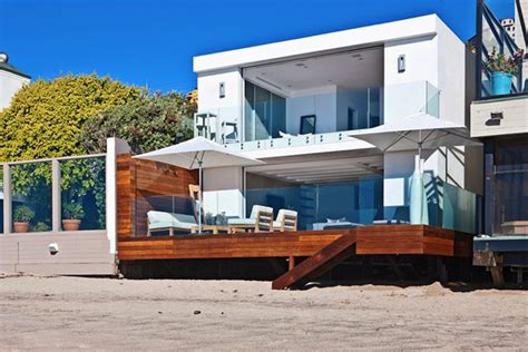 Modern Malibu Beach House Combines Contemporary Interiors with Unending Ocean Views