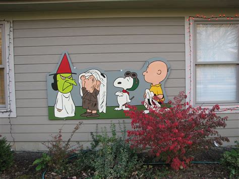 Charlie Brown and the Peanuts gang halloween yard art | Christmas yard ...